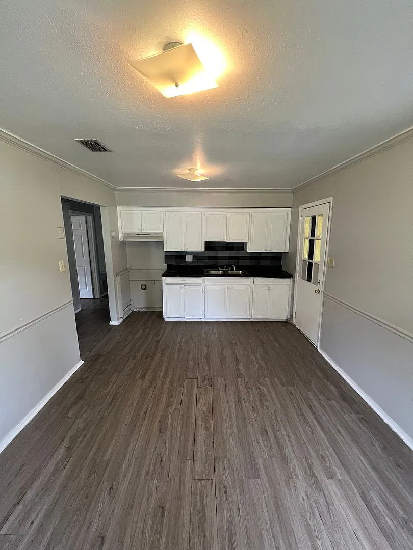 1208 N. Pines — Photo 4