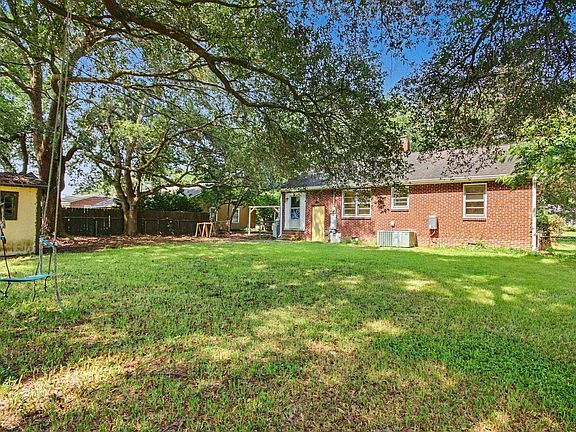 4th image of 1916 Calhoun Dr.