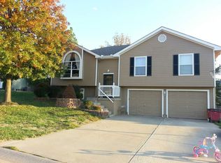 2112 NE Avanti Dr, Blue Springs, MO 64029