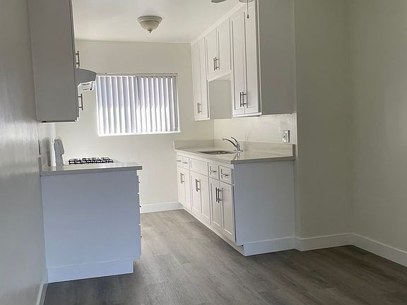 4th image of 821 Glenway Dr #10