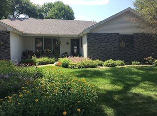 5924 Pine View Dr, Sioux City, IA 51106