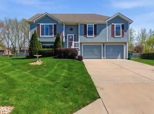 21921 Gracie Dr, Peculiar, MO 64078