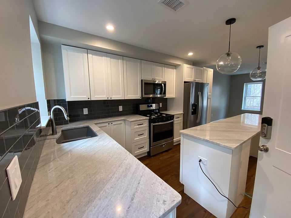 Quarzite countertops, stainless steel appliances