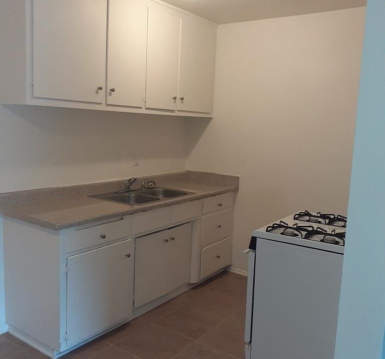 1st image of 950 S Gilbuck Dr APT B