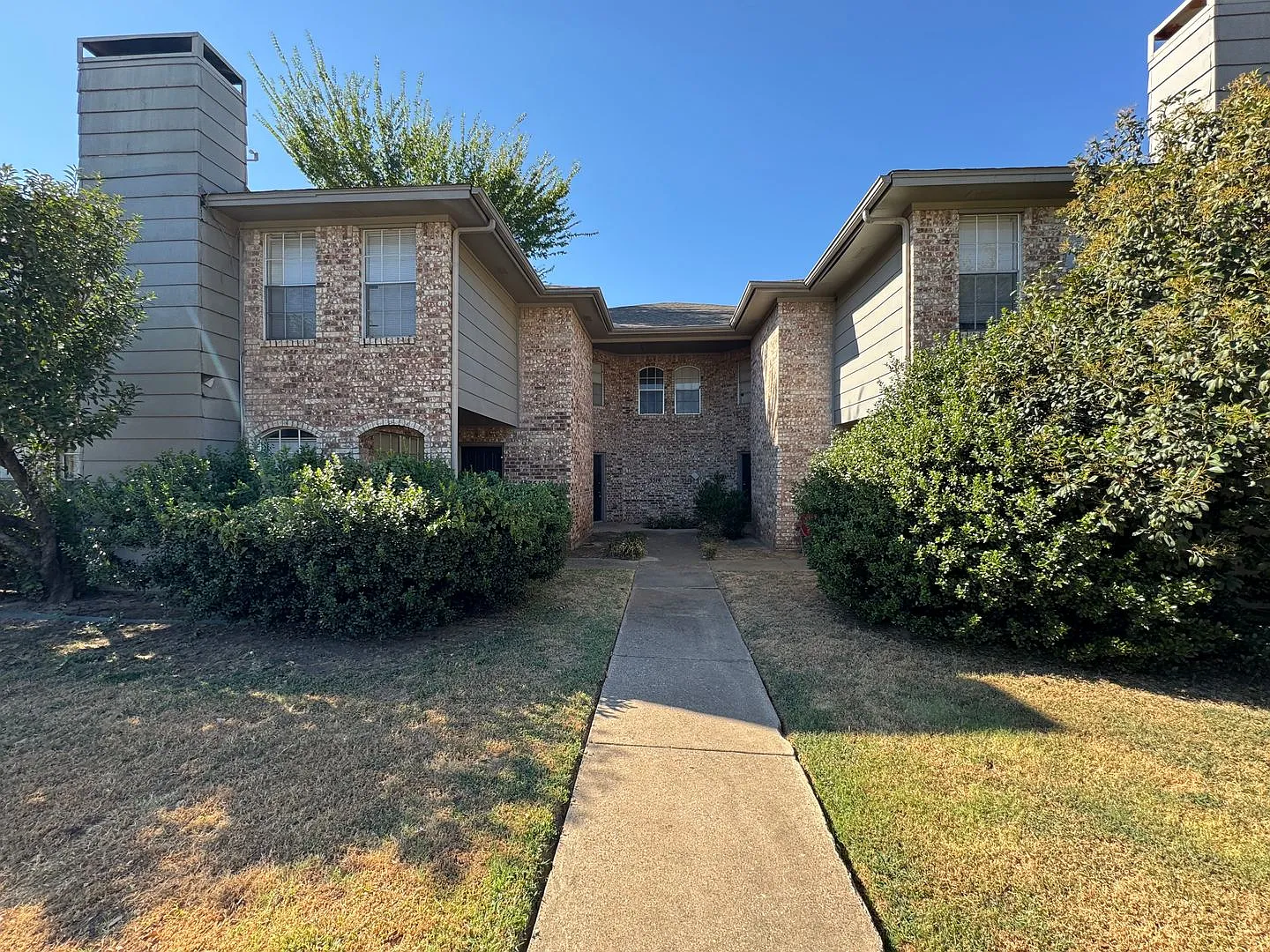 Two story unit in Pantego near Bicentennial Park — Photo 1