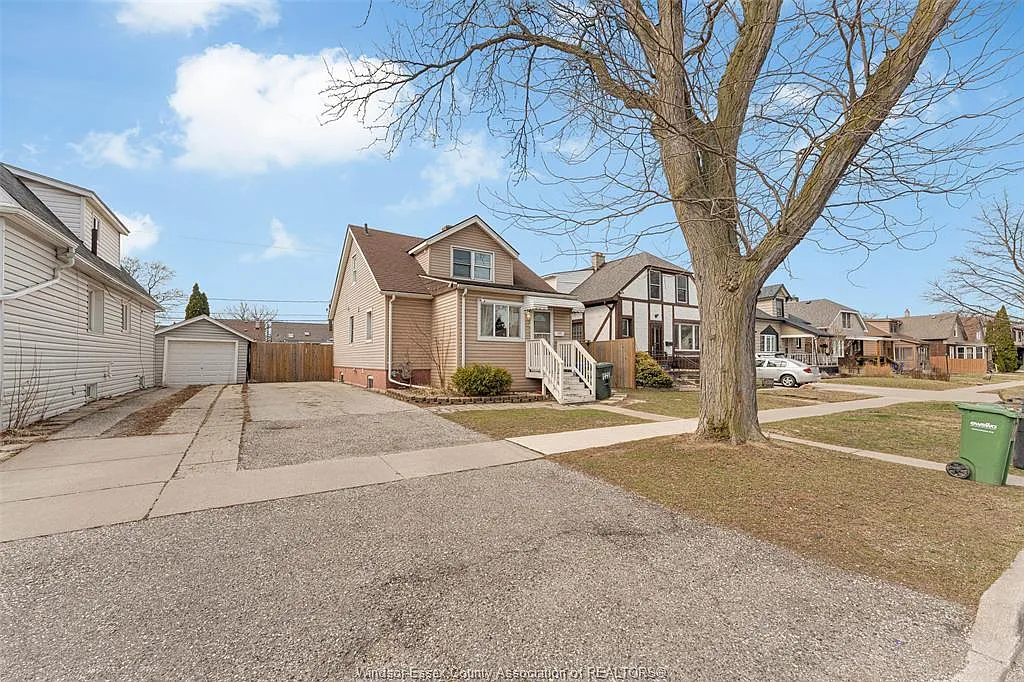 4 bed, $2,500 — Photo 1