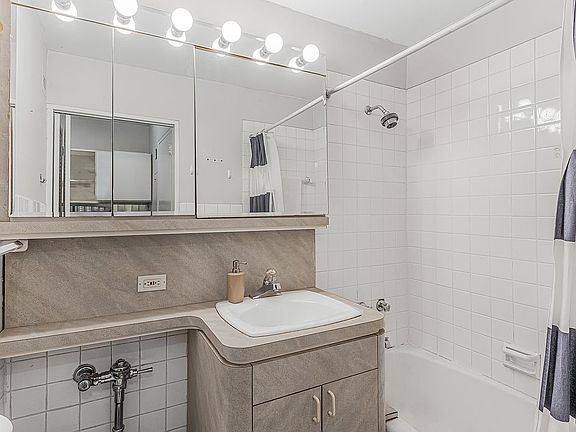 5th image of 166 E 61st St APT 7K