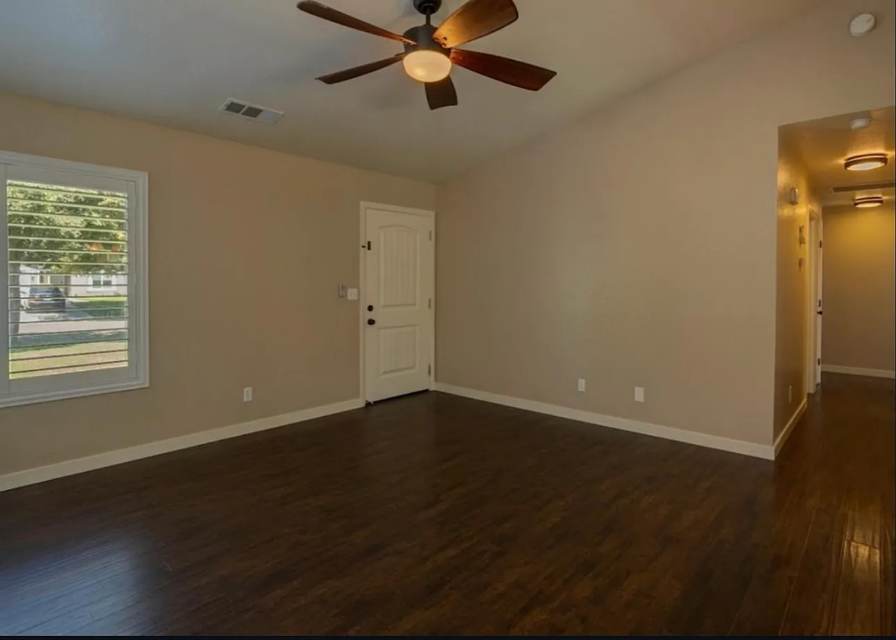 3 bed, 1040 sqft, $2,400 — Photo 3