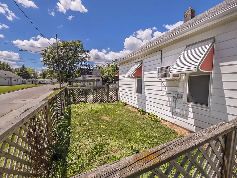 1424 E Broadway St — Photo 19
