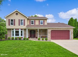 360 Lake View Dr, Aurora, IL 60506