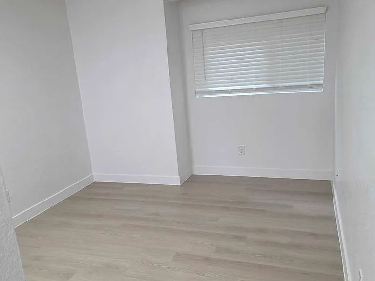 Wellington Place Apartments — Photo 29