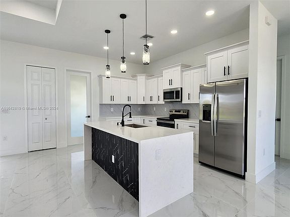 4th image of 823 Nimitz Blvd