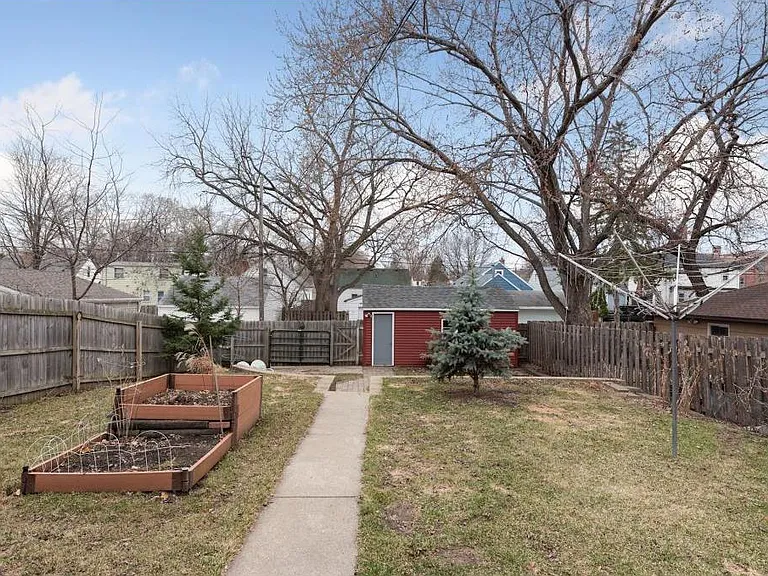 Garden and clothesline dryer has been removed