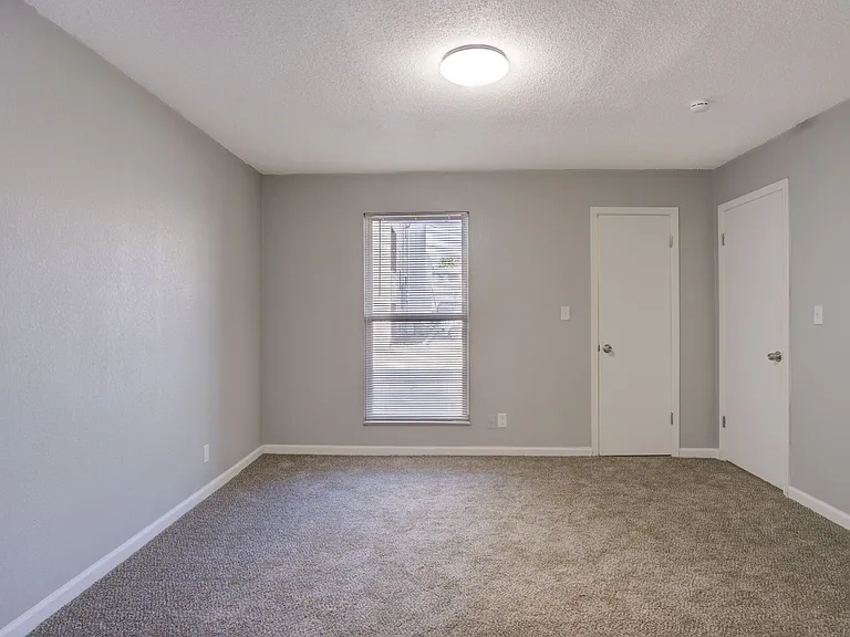 Wornall Place Apartments — Photo 13