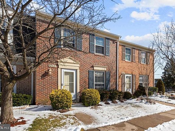 2nd image of 22325 Mayfield Sq #28