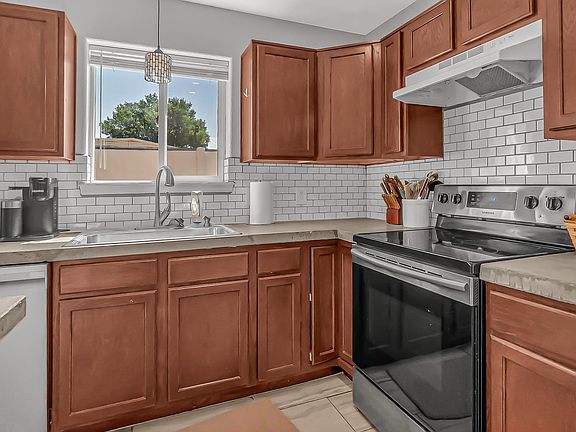 2nd image of 520 Autumn Breeze Dr
