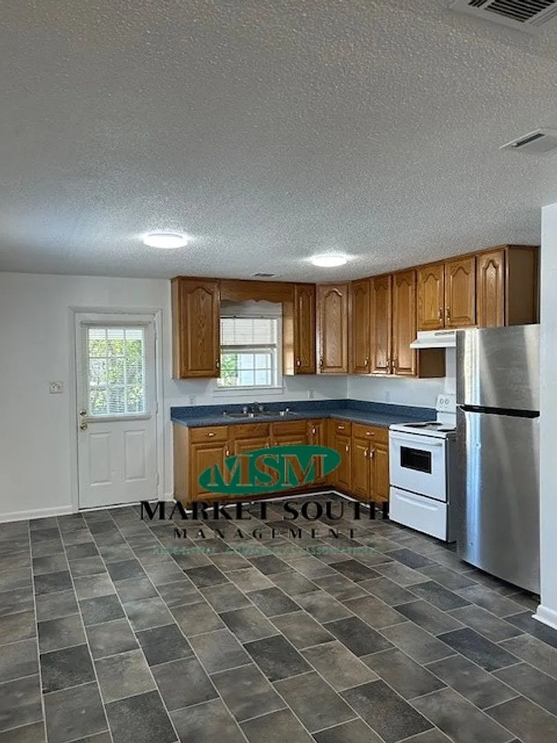Quaint Westside Cottage — Photo 4