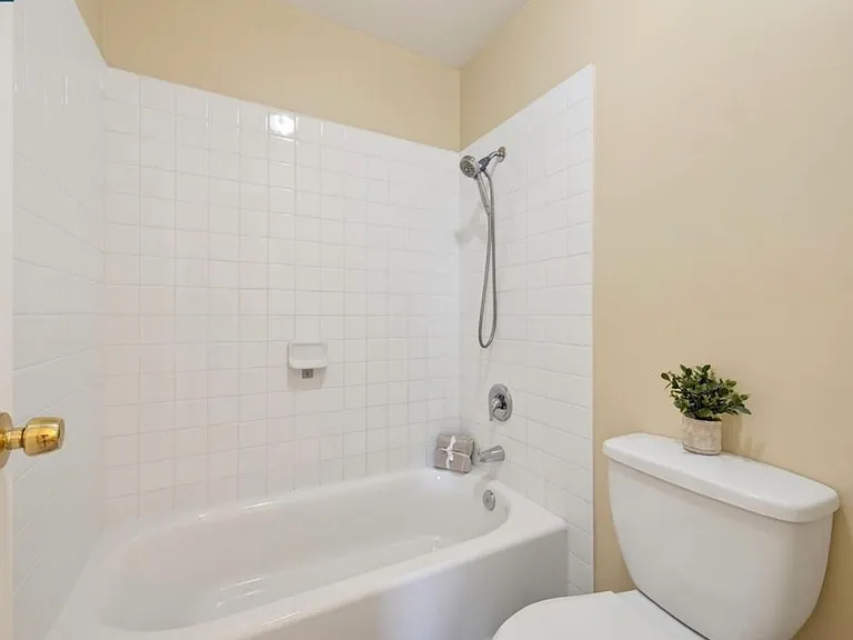 1065 Mohr Ln #D — Photo 11