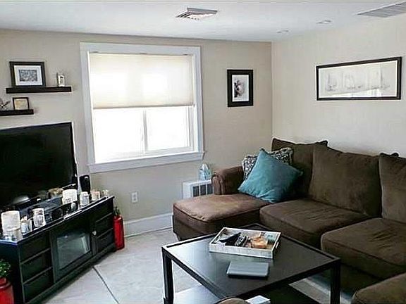 3rd image of 361 Parkside Dr