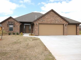 737 Redvine Rd, Yukon, OK 73099