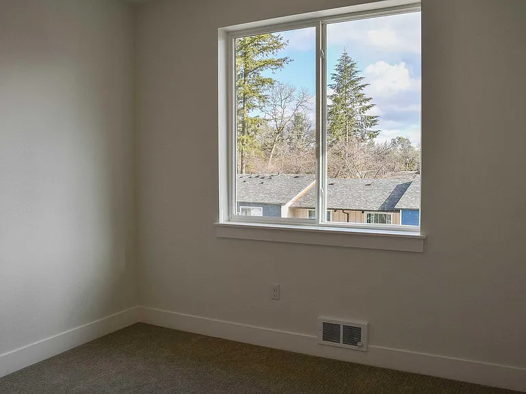 Lakeview Apartments — Photo 32