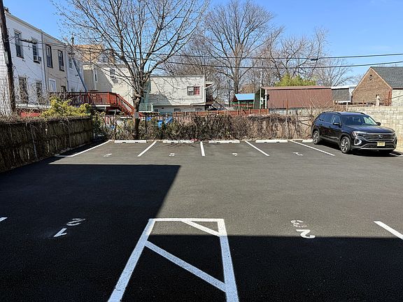 5th image of 395 Bergen Ave