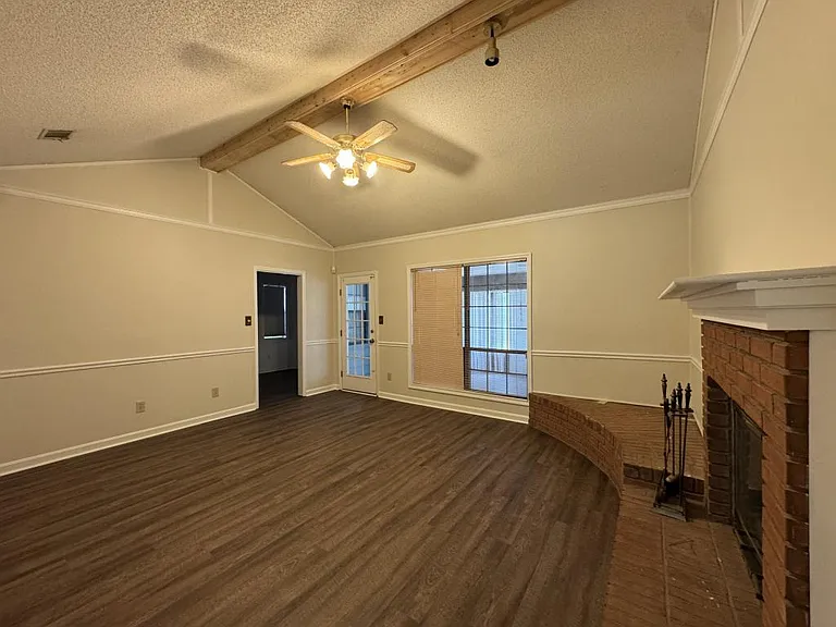 327 Bonnie Dr — Photo 2