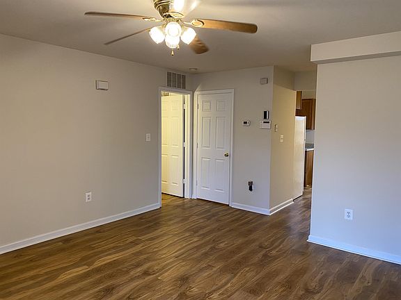 3rd image of 913 Dixon St