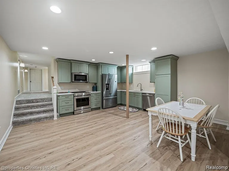 731 S Bates St — Photo 32
