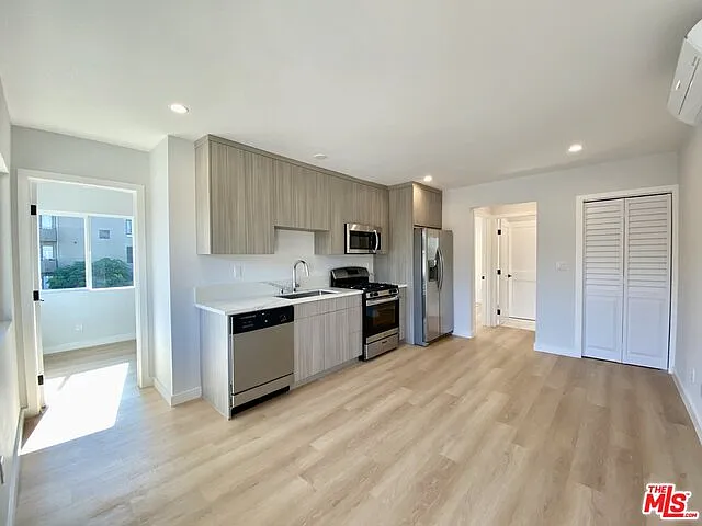 3207 W 3rd St #7 — Photo 6