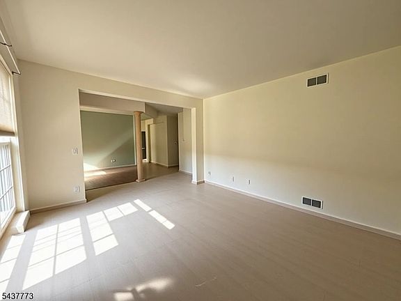 5th image of 9 Buckingham Cir