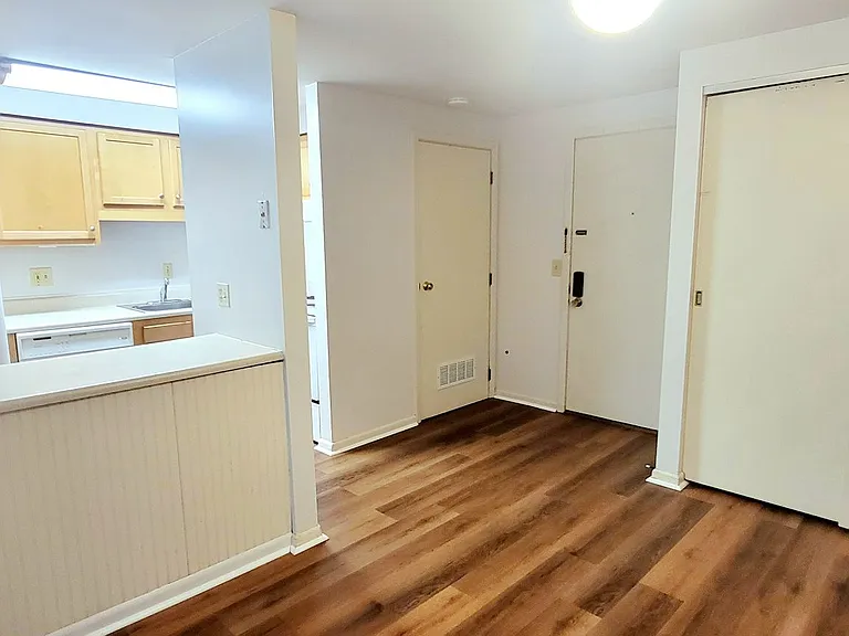 2024 Summit St — Photo 7