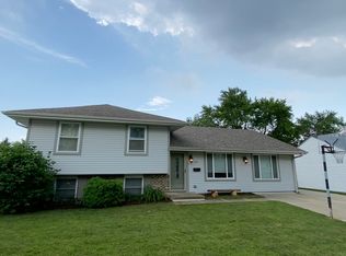 631 Newport St S, Roselle, IL 60172