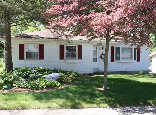 1006 S Hill Dr, Dixon, IL 61021