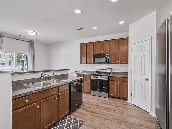 2nd image of 103 Linfoot Ct