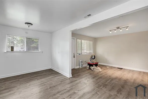 3 bed, 1000 sqft, $1,200 — Photo 1