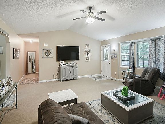 4th image of 160 Robin Hood Dr