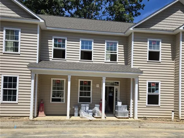 203 Patriots Village Ct, West Point, VA 23181