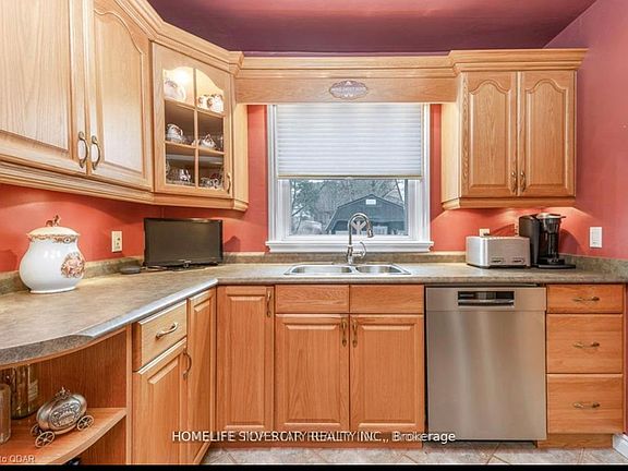 3rd image of 327 Victoria Ave