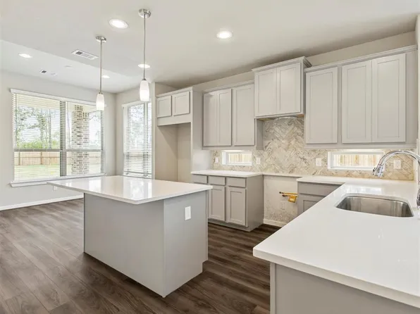 8001 Whispering Grove Dr, Magnolia, TX 77354