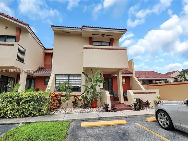 17920 NW 68th Ave #Townhouse 31 — Photo 2