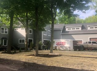 8 Gunflint Ct, Oswego, IL 60543