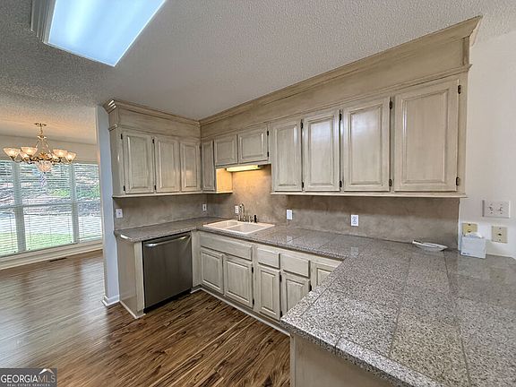 4th image of 120 Warpaint Ln