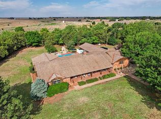 202 Whiteshield St, Hammon, OK 73650