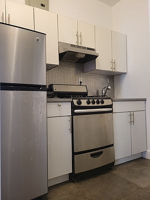 4th image of 1200 Lexington Ave APT 4B
