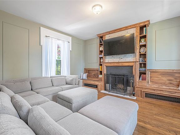 4th image of 4574 Burchdale St