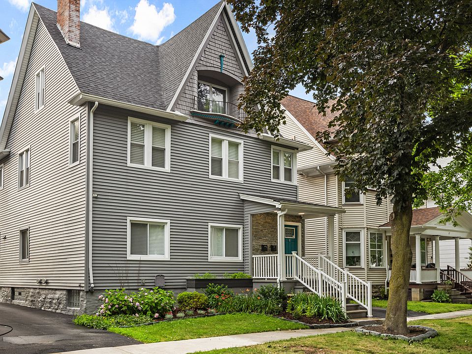 Beautiful unit in park like setting, immaculately maintained!
