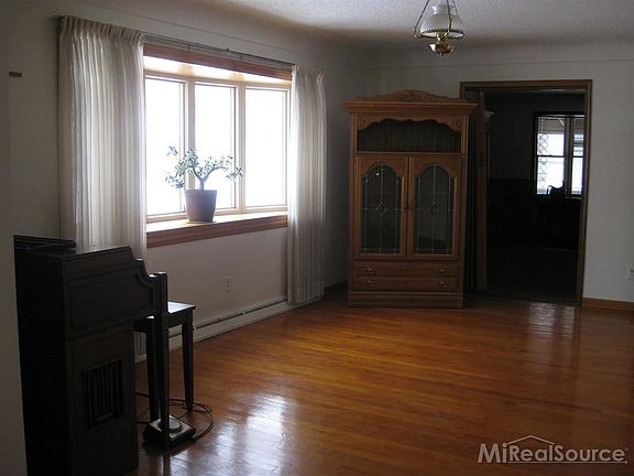 5th image of 27331 Blum St