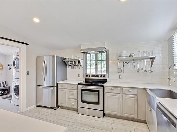 4th image of 2538 Amelia St