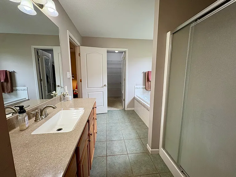 Full Bathroom 1: Master Bathroom (main level)

Large Walk-in Closet
Large Full Bathtub
Shower